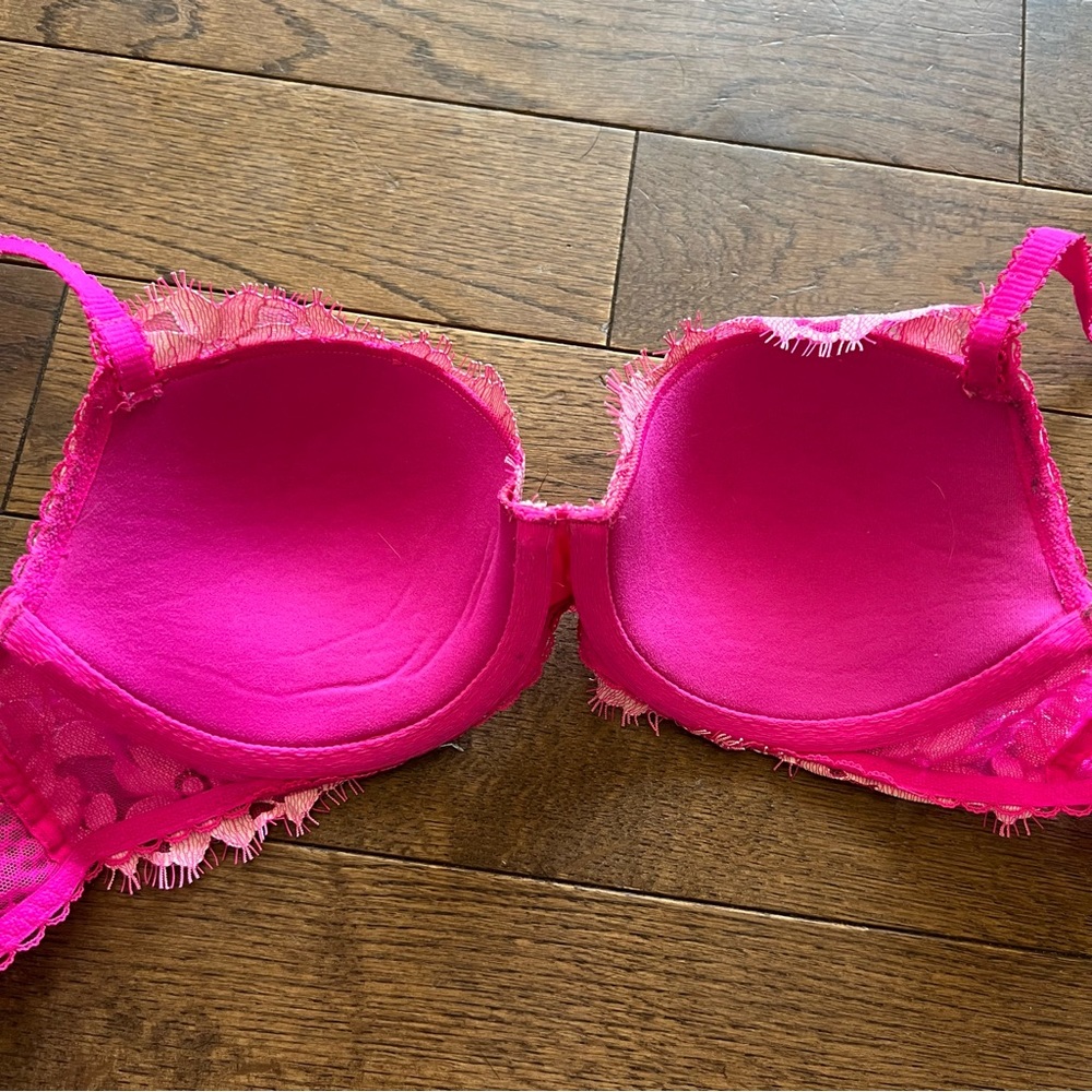 Victoria's Secret Bra - Picture 7 of 9